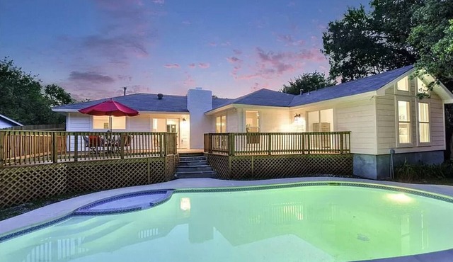 Stunning 4 bedroom private house with POOL!