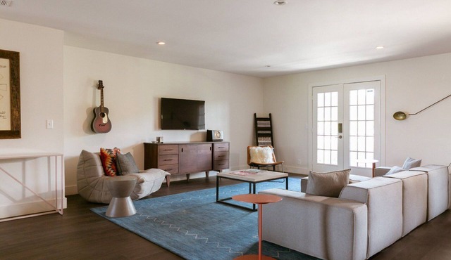 Stunning 4 Bedroom Suite: Downtown Nash, Full Kitchen/Living, Sleeps 12