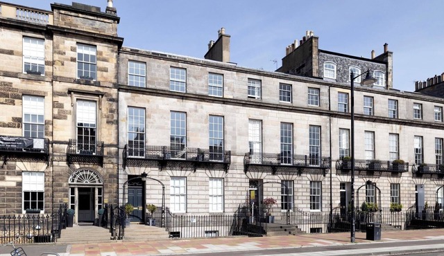 Stunning 4 bedroom Townhouse in central Edinburgh with garden & private parking