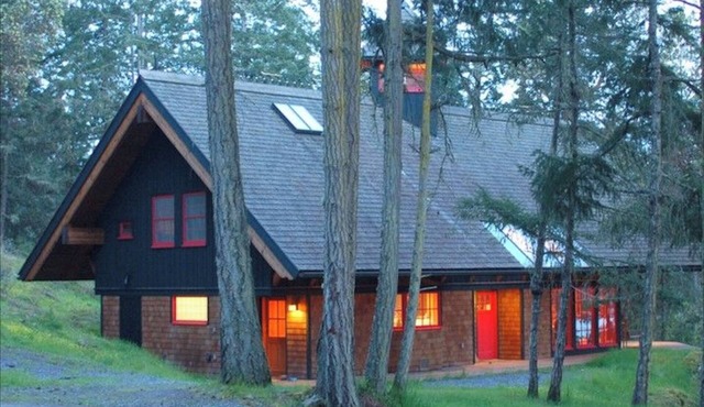 Stunning 4 bedroom water view home on Historic Slanted Apple Farm- sleeps 8