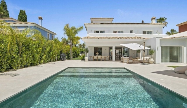 Stunning 4 Beds Beachside Villa in Marbella