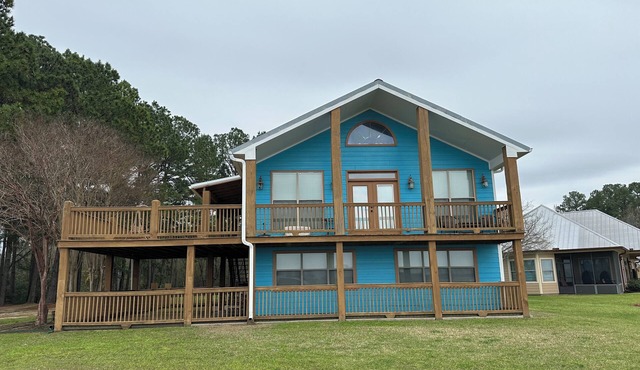 Stunning 4 BR, 3 BA sanctuary where the beauty of the lake meets modern comfort.