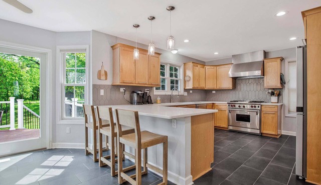 Stunning 4 BR Home - Walking Distance to Stadium