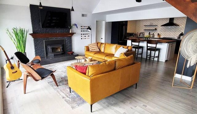 Stunning 4-season, private lakeside getaway near Mactaquac Provincial Park.