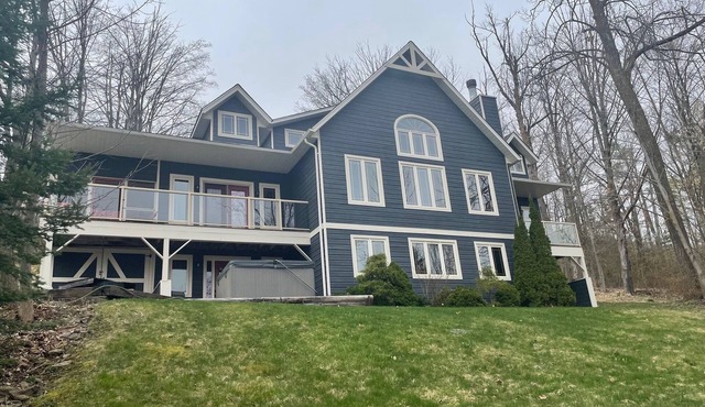 Stunning 4 season home with a superb view of Georgian Bay and all the amenities