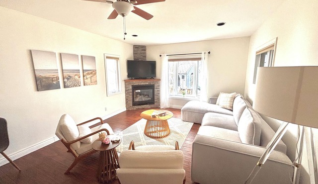 Stunning 4 Season Family Friendly Lake House with Hot Tub