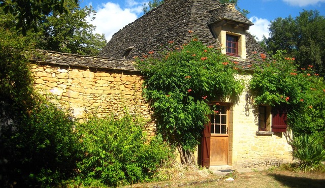 Stunning 4 star cottage near Montignac with large private pool & WIFI.