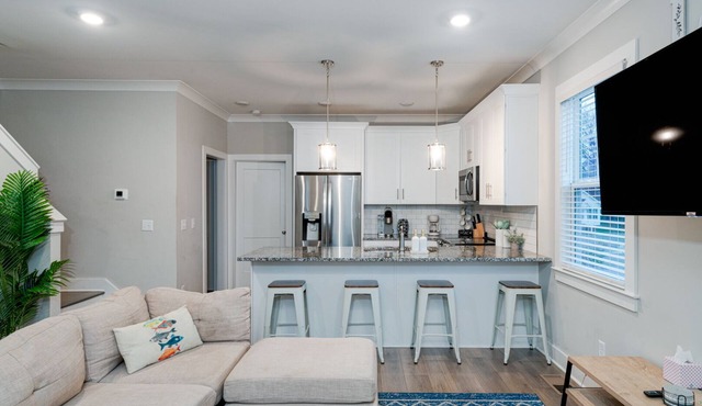 Stunning 4-Story 4 BDR Home on Cumberland River w/Rooftop Deck – Walk to Dining