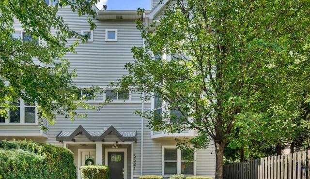 Stunning 4-story Home | Sauna | Parking | Walkable