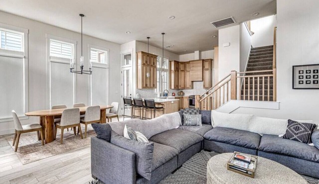 Stunning 4B/2.5B Lake Escape