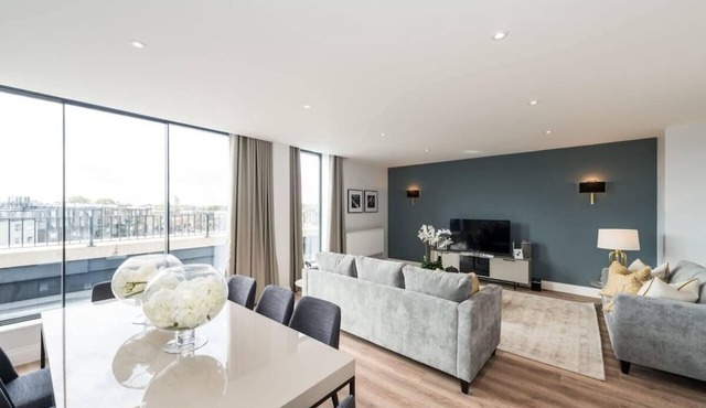 Stunning 4BD Duplex Apartment in Earls Court with Terrace!
