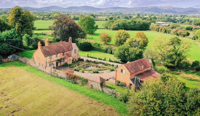 Stunning 4BD Home in Worcestershire