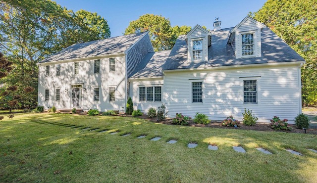 Stunning 4BD sleeps 12, 2.5BA, AC, 1/2mile to Snake Pond