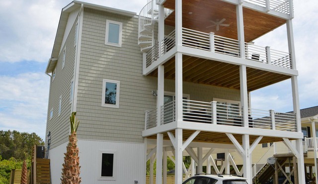 Stunning! 4BR/3Ba - sleeps 10 - Swim Spa, Elevator and Pets Welcome