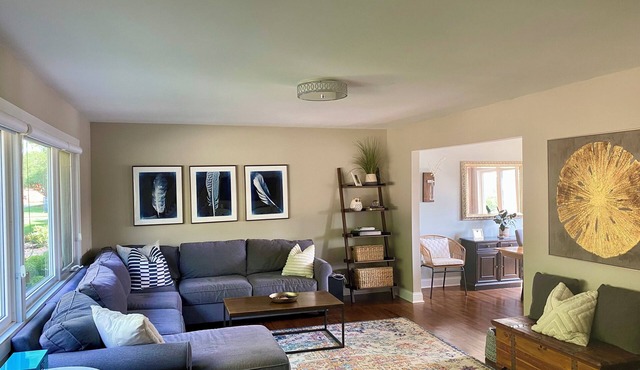 Stunning 4BR family home with HOT TUB and LAKE – Walk to the Big House!