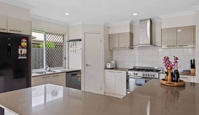 Stunning 4BR Home w/Yard/Parking/Costco/ThemePark