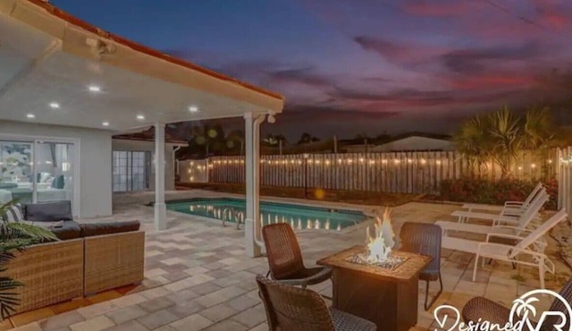 Stunning 4BR Hted Pool &Jacuzzi Close 2 the Beach