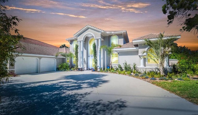 Stunning 4BR Luxurious Home on River!