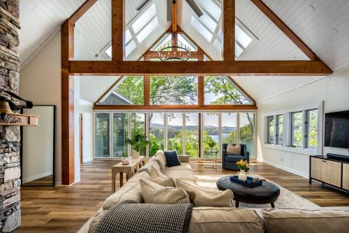 Stunning 4BR Retreat, Deck, Ping Pong, Near Marina