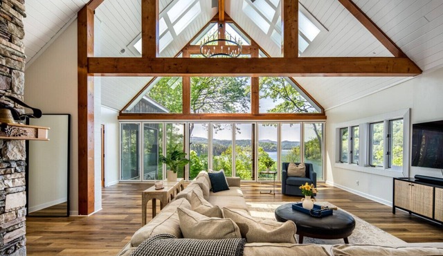 Stunning 4BR Retreat Deck Ping Pong Near Marina