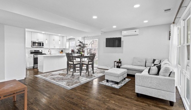 Stunning 4BR Skokie House with Laundry & Backyard