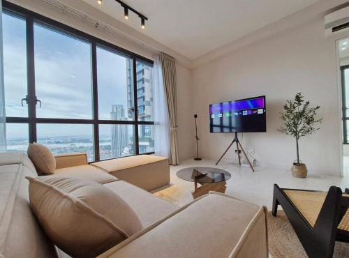 Stunning 4BR Sky Retreat 42nd Floor View Sleep 8