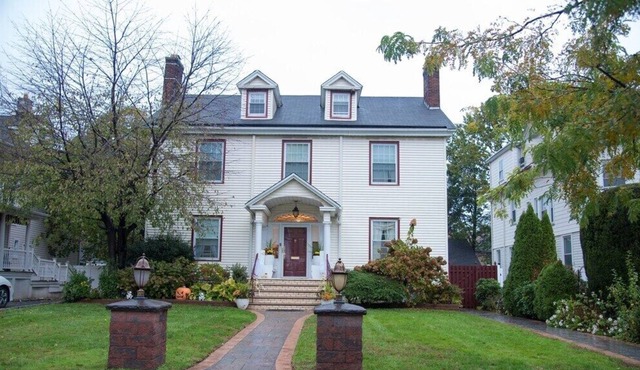 Stunning 5 BdRm/3 Bth Home near EWR Airport , Mins. from Times Square & Shopping