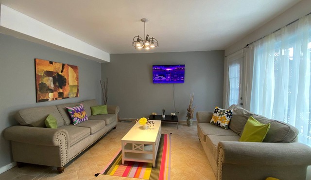 Stunning 5-Bdrm Home, Gorgeous & Renovated, near Canal Lachine, family size