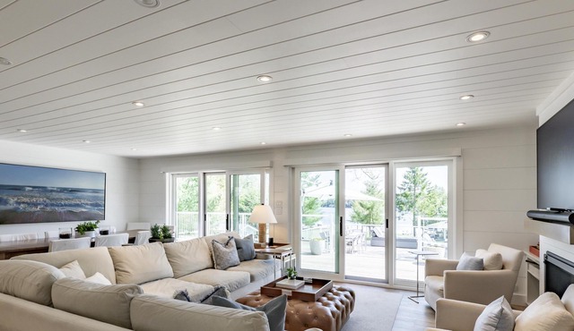 Stunning 5 bed 5 bath cottage on Lake Rosseau