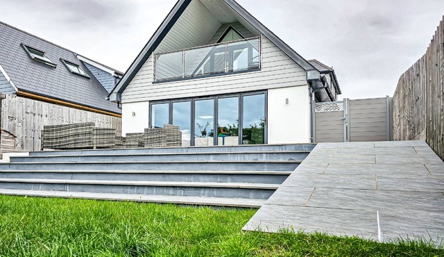 Stunning 5 Bed - Balcony, Garden and Sea Views