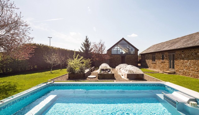 Stunning 5 bed edge of village Cotswold Barn, walk to pubs, idyllic village