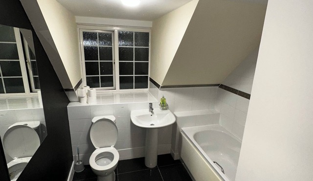 Stunning 5-Bed House in Peterborough, host 15 g