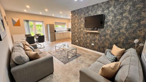 Stunning 5 Bed House - Central Solihull, NEC, B'ham Airport, Business and Leisure Stays