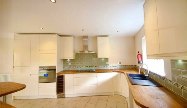Stunning 5-bed House in Peterborough, Host 15 g