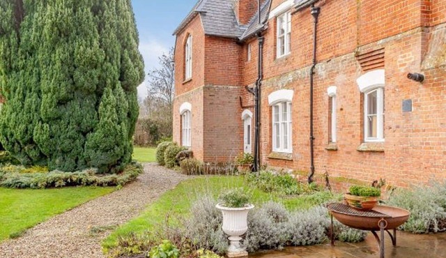 Stunning 5 bed Old Vicarage in West Challow, Oxfordshire (with stable/paddock)