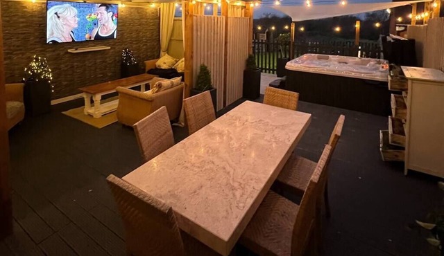 Stunning 5 Bed Victorian home (optional hot tub)