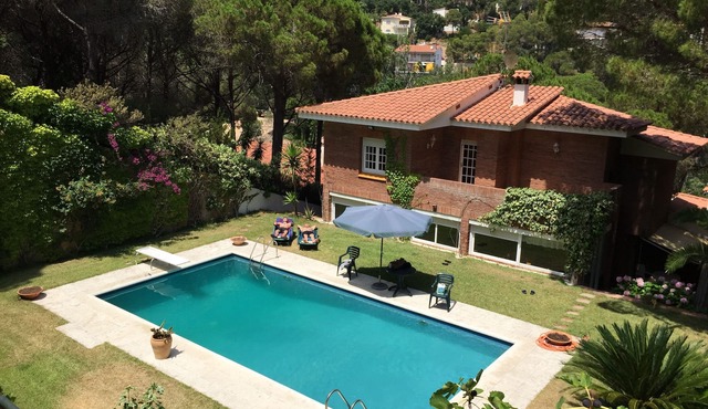 STUNNING 5 BEDROOM DETACHED VILLA NEAR A SANDY BEACH AND MARINA, PRIVATE POOL