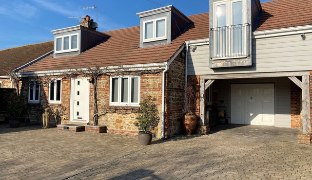 Stunning 5 bedroom family home just 5 mins to the beach!