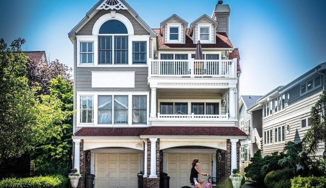 Stunning 5 Bedroom 2nd Floor Unit,Heart of the Gold Coast