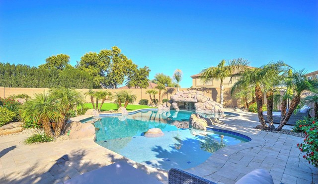 Stunning 5-Bedroom, 3-Bathroom Western Golf Retreat in Johnson Ranch, Arizona