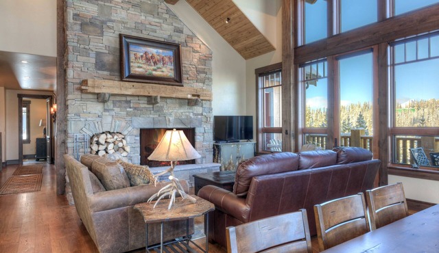 Stunning 5 Bedroom 5.5 Bath Home, Private Hot Tub, Ski in/out, & Lodge Access