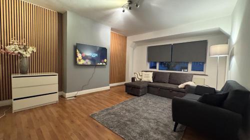 Stunning 5 Bedroom Apartment in Mill Hill Broadway with parking