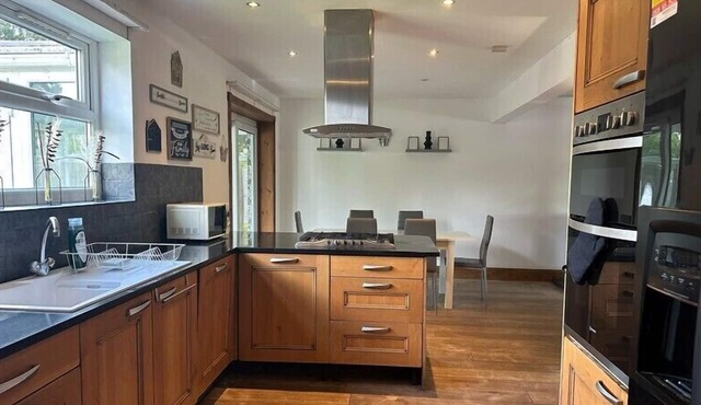 Stunning 5-bedroom detached house