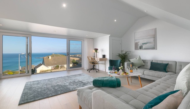 Stunning 5 bedroom holiday home, with amazing sea views, garden and parking