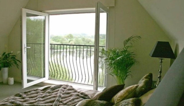 Stunning 5 Bedroom house with Beautiful Lake Viewsn