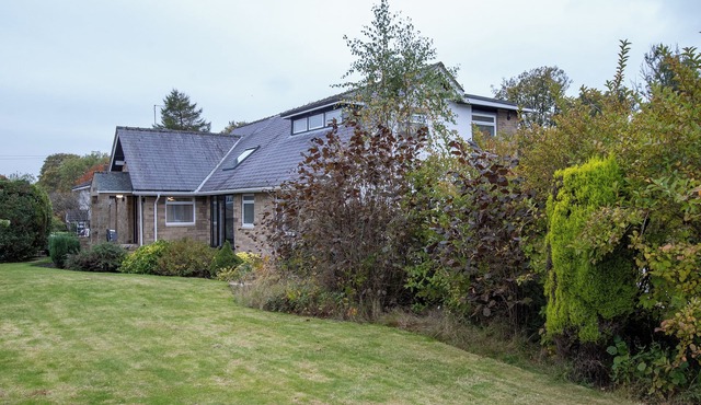 Stunning 5-Bedroom Retreat with Bar, Hot Tub, and Expansive Garden