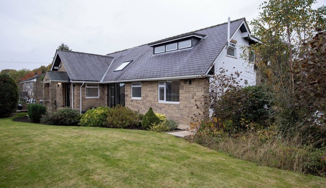 Stunning 5-Bedroom Retreat with Bar, Hot Tub, and Expansive Garden