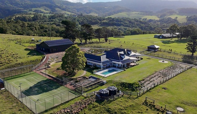Stunning 5-bedroom rural homestead 5 mins from Kiama with pool and tennis court
