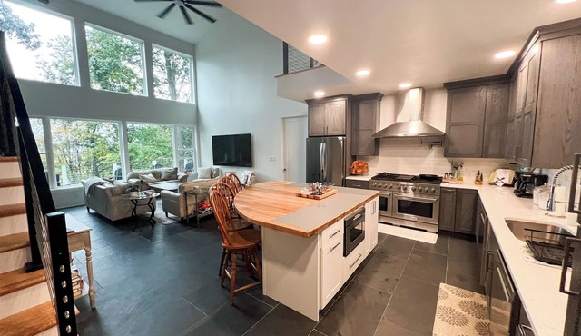 Stunning 5-BR Retreat with Panoramic Views & close to Raystown Lake Access.