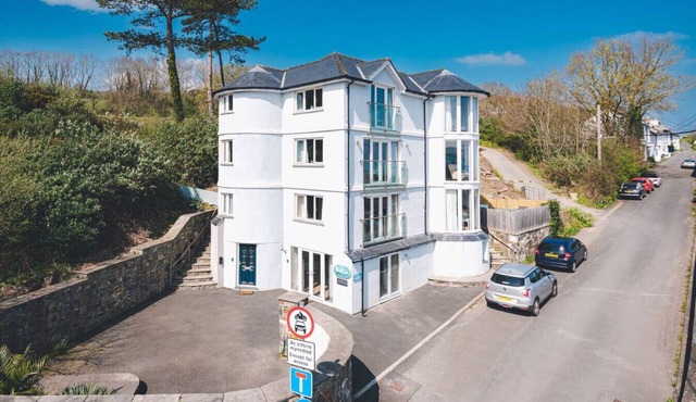 Stunning 5 En Suite Bedrooms Home with Sea Views